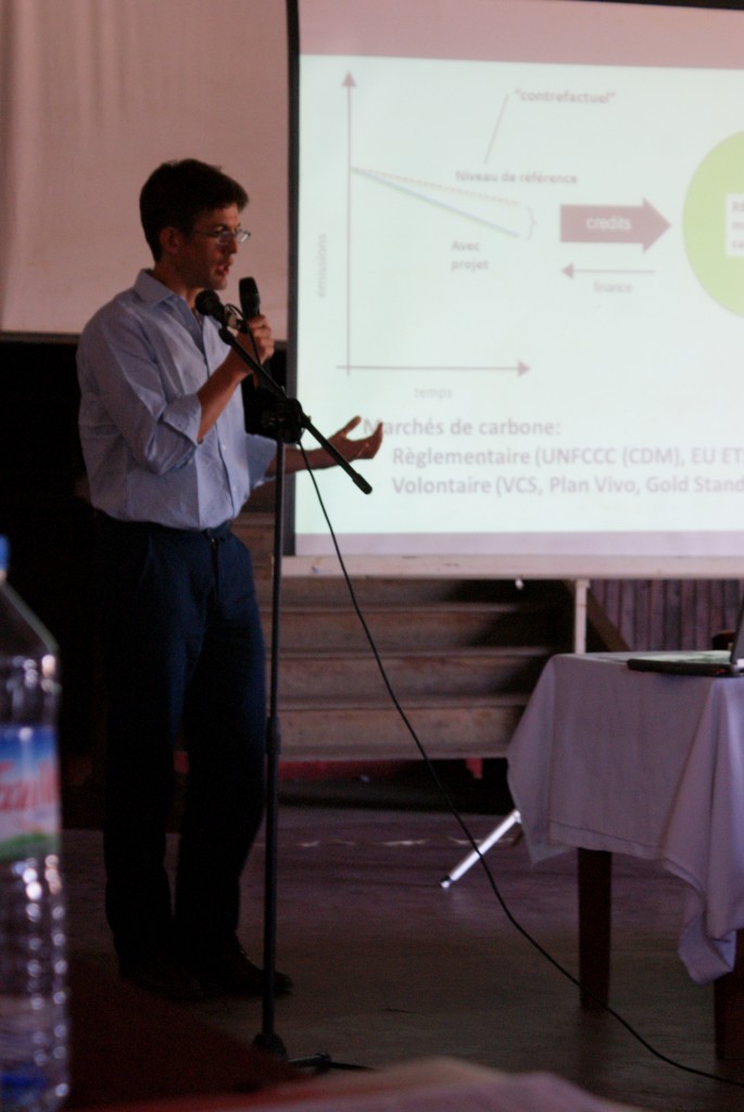 Garth Cripps, Forest Carbon Finance Specialist, explains to workshop participants how blue carbon projects provide a potential solution to stopping mangrove deforestation