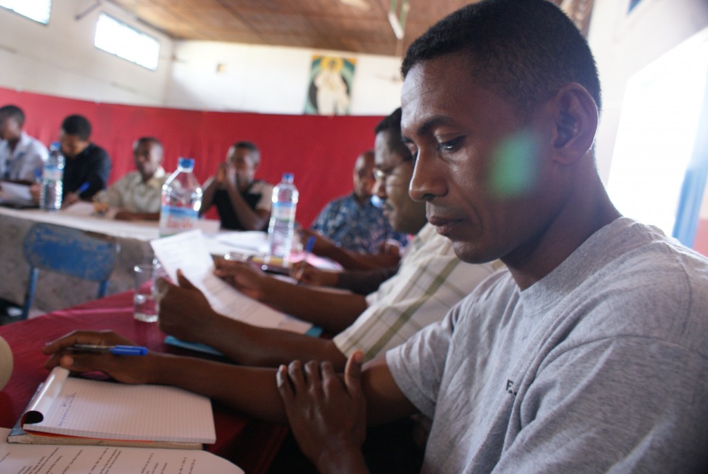 Emmanuel, Blue Ventures socio-organiser, reviews the Tsiribihina Delta blue carbon workshop agenda