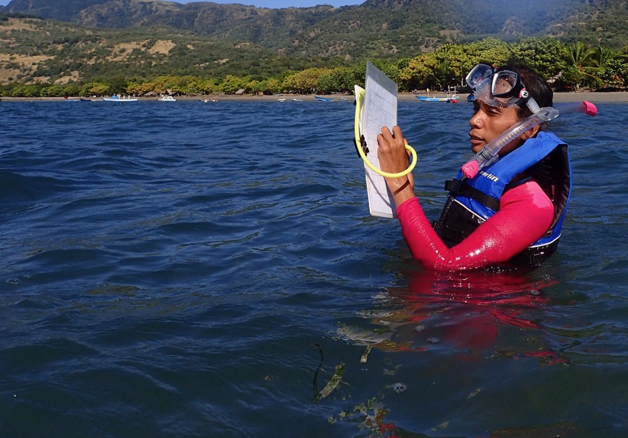 Monda Costa recording data during a seagrass survey | Photo: Christina Saylor